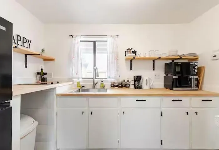 Steps To Coffee & Breweries - Paws & Pines Escape Apartment *