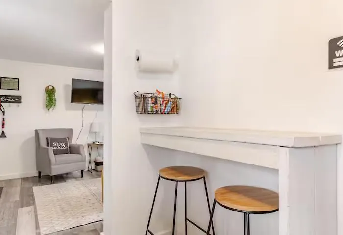 Steps To Coffee & Breweries - Paws & Pines Escape Apartment *